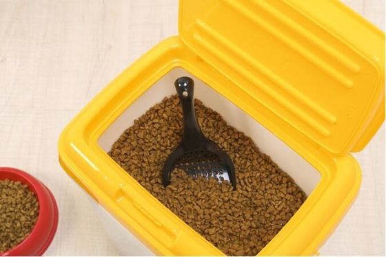 Pet food plastic pails with lid, dog /cat food plastic bucket/barrels, square plastic pail bucket with handle and lid fo